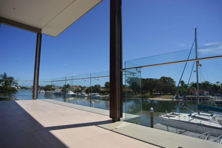 Glass balustrade with view on Maroochy River