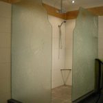 Glass shower screen with patterns